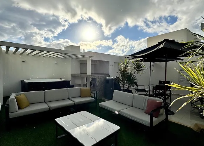 Luxury Oasis Pools, Rooftop & Paddle, Tennis Apartment