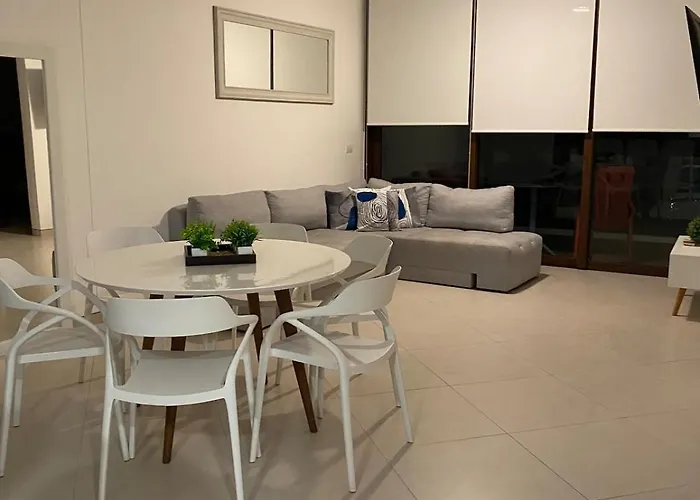 Luxury Oasis Pools, Rooftop & Paddle, Tennis Apartment
