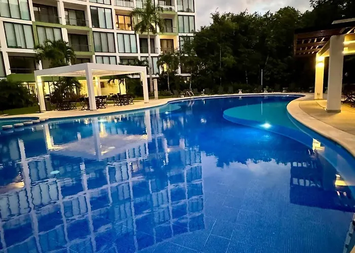 Luxury Oasis Pools, Rooftop & Paddle, Tennis Apartment