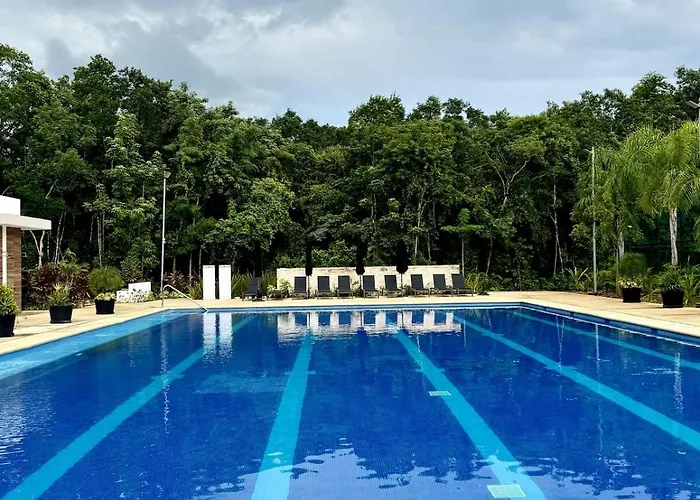 Luxury Oasis Pools, Rooftop & Paddle, Tennis Apartment *